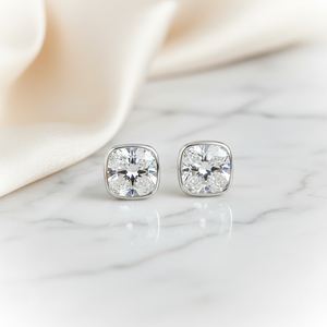 ต่างหูเพชร ทรงคุชชั่น ฝังหุ้มขอบ ตัวเรือนทองคำขาว 14K จาก RockHer