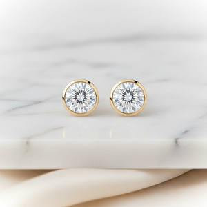 ต่างหูเพชรแล็บ ทรงกลม ฝังหุ้มขอบ ตัวเรือนทองคำขาว 18K จาก RockHer
