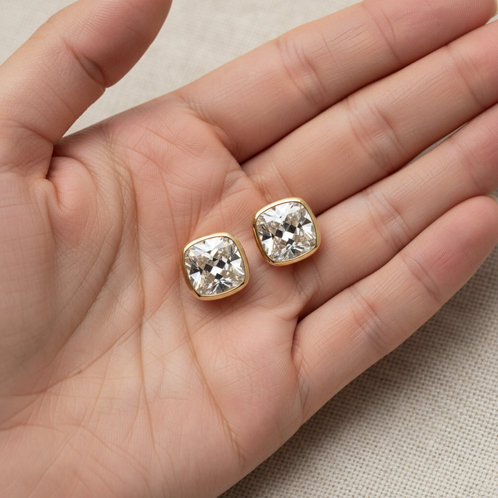 ต่างหูเพชร ทรงคุชชั่น ฝังหุ้มขอบ ตัวเรือนทองคำขาว 14K จาก RockHer