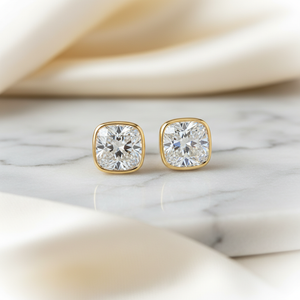 ต่างหูเพชร ทรงคุชชั่น ฝังหุ้มขอบ ตัวเรือนทองคำขาว 14K จาก RockHer