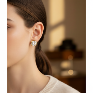 ต่างหูเพชร ทรงคุชชั่น ฝังหุ้มขอบ ตัวเรือนทองคำขาว 14K จาก RockHer