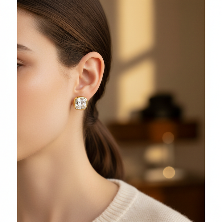 ต่างหูเพชร ทรงคุชชั่น ฝังหุ้มขอบ ตัวเรือนทองคำขาว 14K จาก RockHer