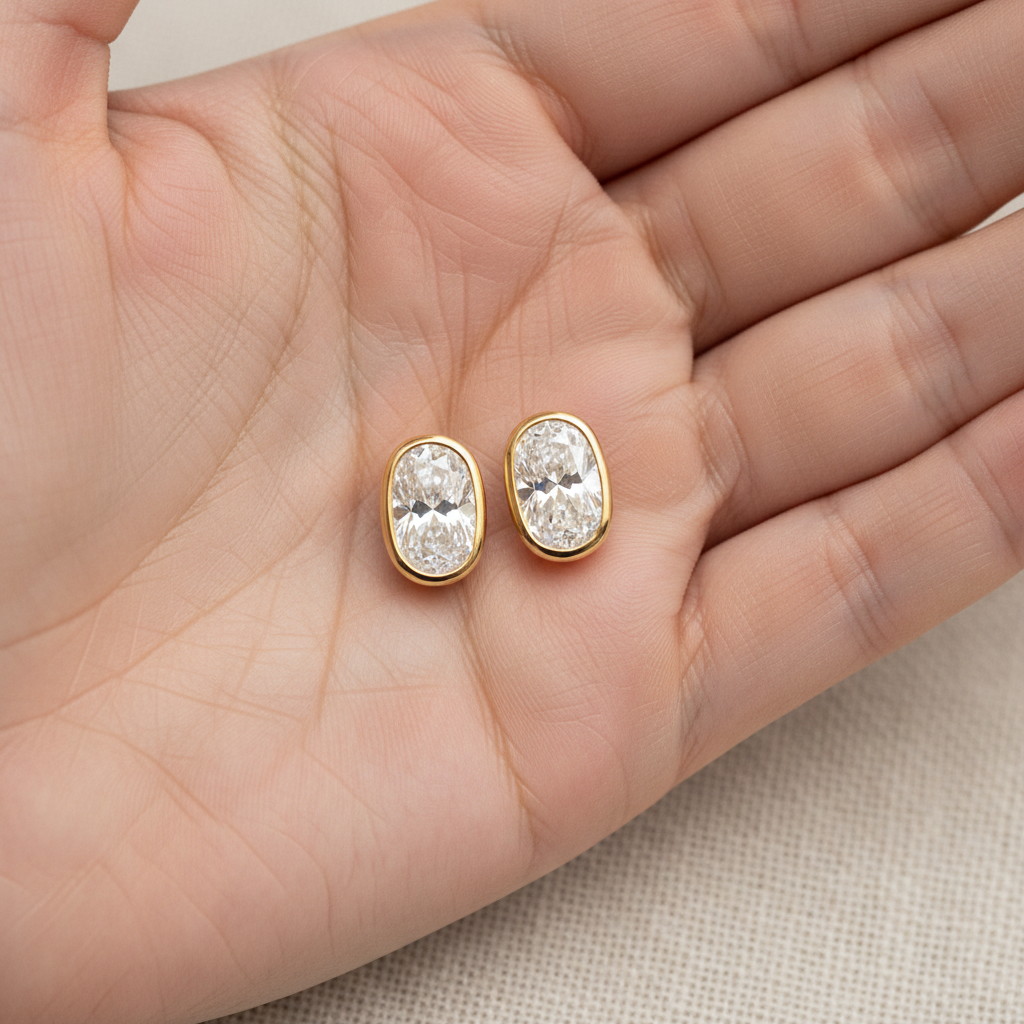 ต่างหูเพชร ทรงรี ฝังหุ้มขอบ ตัวเรือนทองคำขาว 14K จาก RockHer