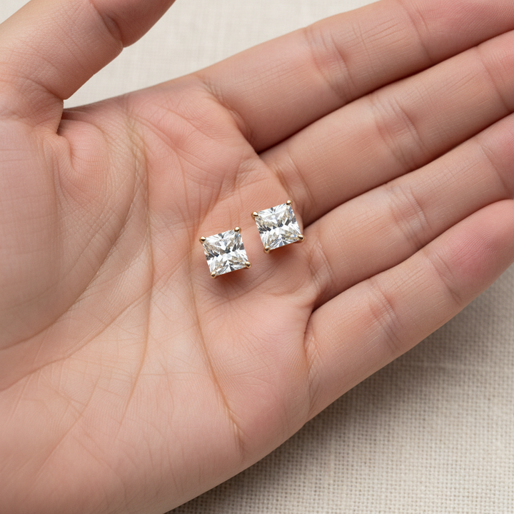 ต่างหูเพชร ทรงปริ๊นเซส ฝังหนาม ตัวเรือนทองคำขาว 14K จาก RockHer
