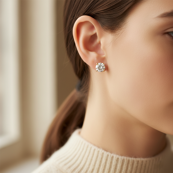 ต่างหูเพชร ทรงกลม ฝังหนาม ตัวเรือนทองคำขาว 14K จาก RockHer