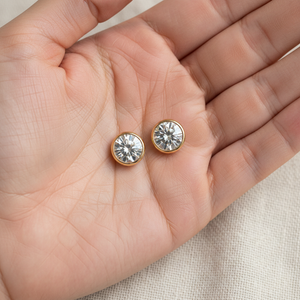 ต่างหูเพชรแล็บ ทรงกลม ฝังหุ้มขอบ ตัวเรือนทองคำขาว 18K จาก RockHer