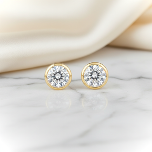 ต่างหูเพชรแล็บ ทรงกลม ฝังหุ้มขอบ ตัวเรือนทองคำขาว 18K จาก RockHer