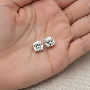 ต่างหูเพชรแล็บ ทรงคุชชั่น ฝังหนาม ตัวเรือนทองคำขาว 18K จาก RockHer