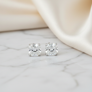 ต่างหูเพชรแล็บ ทรงคุชชั่น ฝังหนาม ตัวเรือนทองคำขาว 18K จาก RockHer