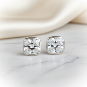 ต่างหูเพชร ทรงคุชชั่น ฝังหุ้มขอบ ตัวเรือนทองคำขาว 14K จาก RockHer