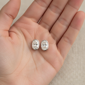 ต่างหูเพชร ทรงรี ฝังหุ้มขอบ ตัวเรือนทองคำขาว 14K จาก RockHer