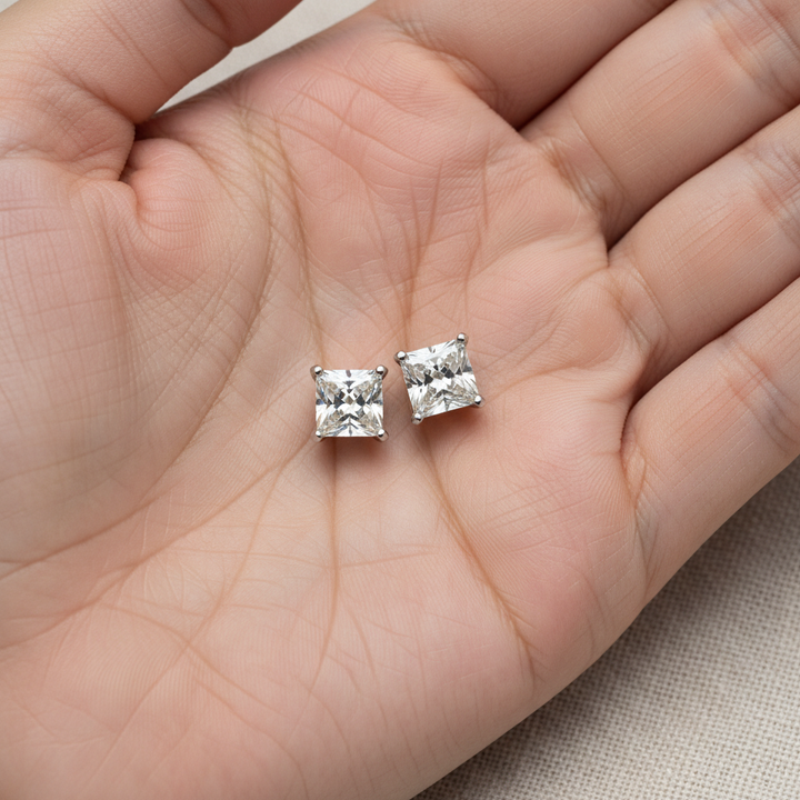 ต่างหูเพชร ทรงปริ๊นเซส ฝังหนาม ตัวเรือนทองคำขาว 14K จาก RockHer