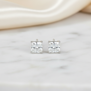 ต่างหูเพชร ทรงปริ๊นเซส ฝังหนาม ตัวเรือนทองคำขาว 14K จาก RockHer