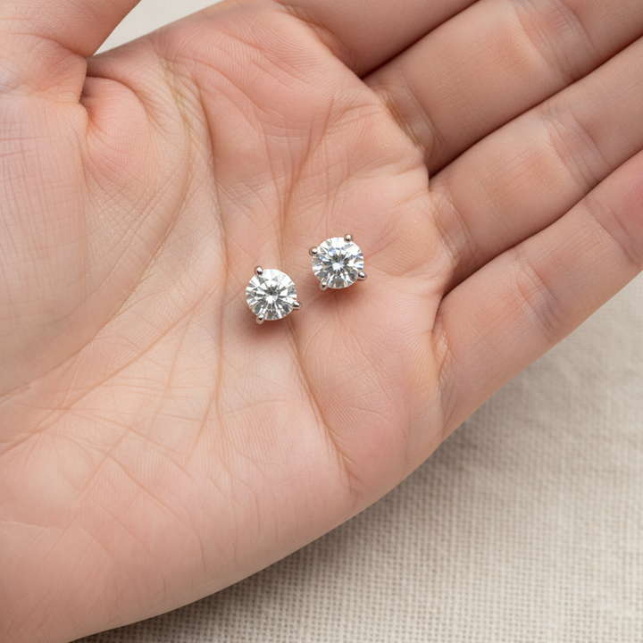 ต่างหูเพชร ทรงกลม ตัวเรือนทองคำขาว 14K จาก RockHer