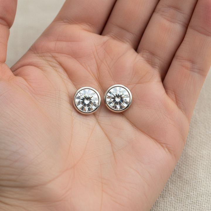 ต่างหูเพชร ทรงกลม ฝังหุ้มขอบ ตัวเรือนทองคำขาว 14K จาก RockHer