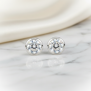 ต่างหูเพชรแล็บ ทรงกลม ฝังหุ้มขอบ ตัวเรือนทองคำขาว 18K จาก RockHer