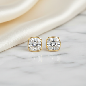 ต่างหูเพชร ทรงคุชชั่น ฝังหุ้มขอบ ตัวเรือนทองคำขาว 14K จาก RockHer