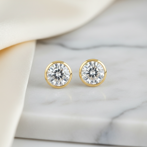 ต่างหูเพชรแล็บ ทรงกลม ฝังหุ้มขอบ ตัวเรือนทองคำขาว 18K จาก RockHer