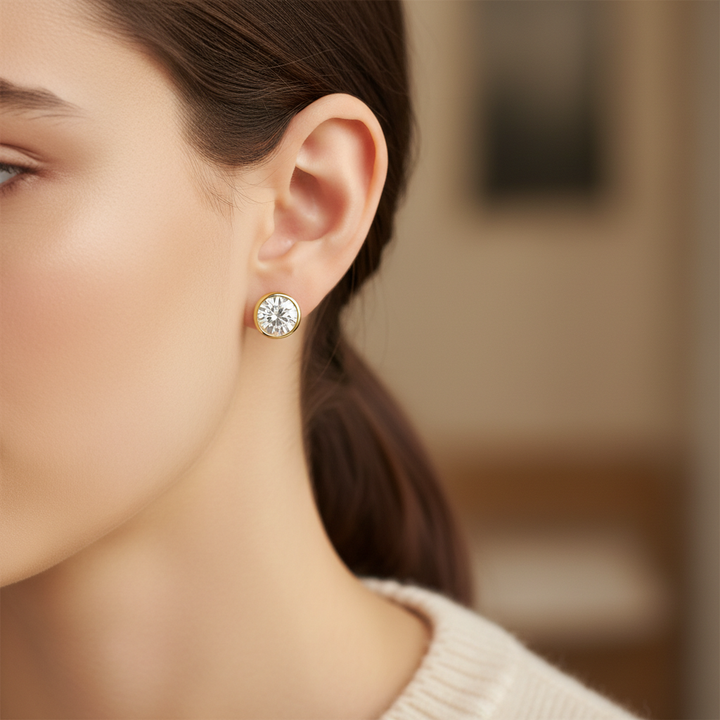 ต่างหูเพชร ทรงกลม ฝังหุ้มขอบ ตัวเรือนทองคำขาว 14K จาก RockHer