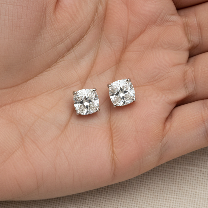 ต่างหูเพชร ทรงคุชชั่น ฝังหนาม ตัวเรือนทองคำขาว 14K จาก RockHer