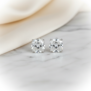 ต่างหูเพชรแล็บ ทรงคุชชั่น ฝังหนาม ตัวเรือนทองคำขาว 18K จาก RockHer