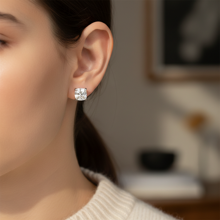 ต่างหูเพชร ทรงคุชชั่น ฝังหนาม ตัวเรือนทองคำขาว 14K จาก RockHer