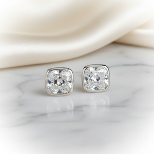 ต่างหูเพชร ทรงคุชชั่น ฝังหุ้มขอบ ตัวเรือนทองคำขาว 14K จาก RockHer