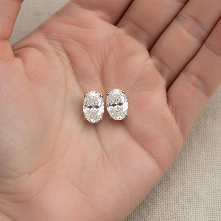 ต่างหูเพชรแล็บ ทรงรี ฝังหนาม ตัวเรือนทองคำขาว 18K จาก RockHer