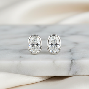 ต่างหูเพชร ทรงรี ฝังหุ้มขอบ ตัวเรือนทองคำขาว 14K จาก RockHer