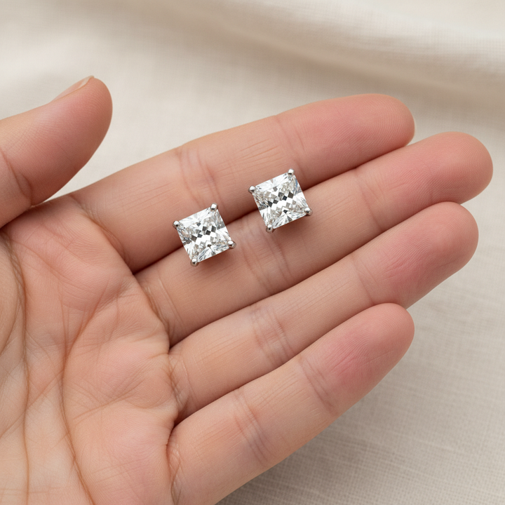 ต่างหูเพชร ทรงปริ๊นเซส ฝังหนาม ตัวเรือนทองคำขาว 14K จาก RockHer