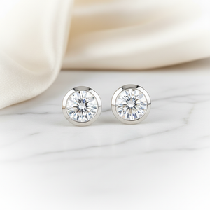 ต่างหูเพชร ทรงกลม ฝังหุ้มขอบ ตัวเรือนทองคำขาว 14K จาก RockHer