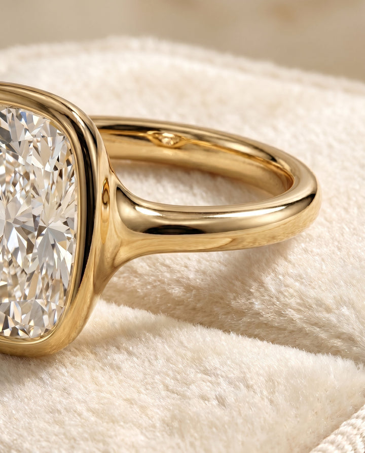 ตัวเรือนแหวนหมั้นประดับเพชร Agnes Bezel Solitaire สำหรับเพชรทรง Cushion ผลิตจากทองคำ 18K