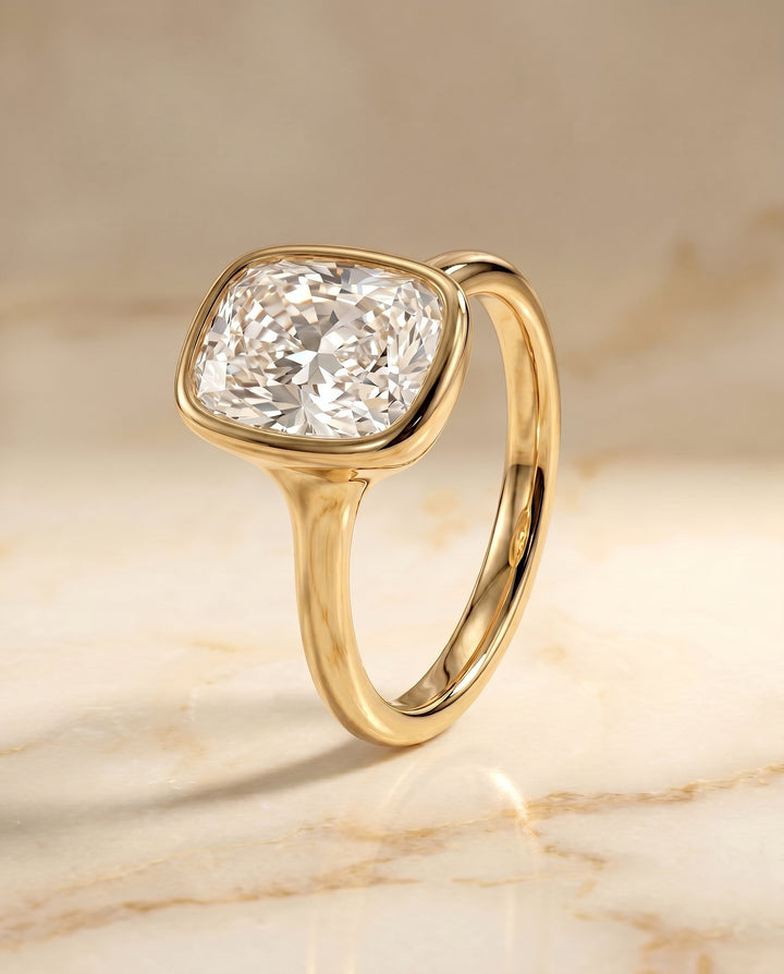 ตัวเรือนแหวนหมั้นประดับเพชร Agnes Bezel Solitaire สำหรับเพชรทรง Cushion ผลิตจากทองคำ 18K