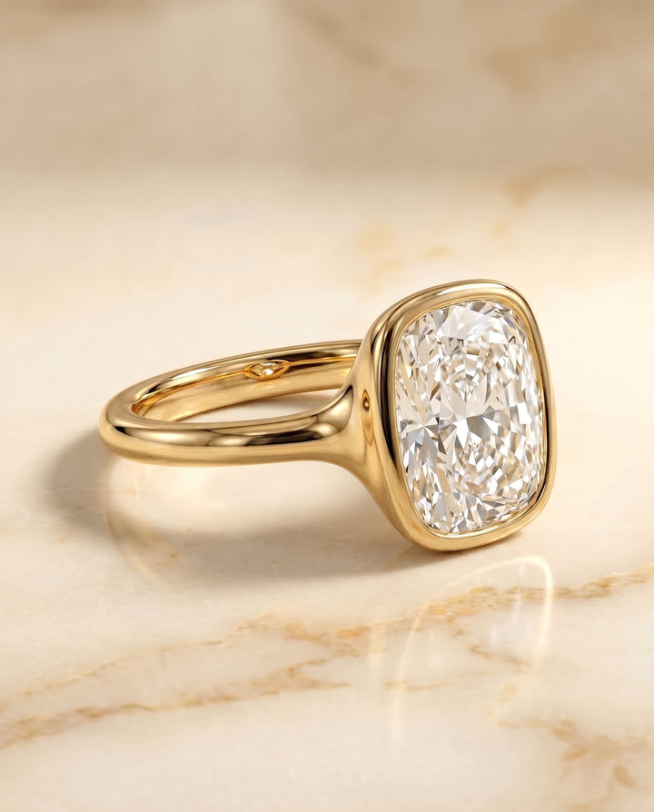 ตัวเรือนแหวนหมั้นประดับเพชร Agnes Bezel Solitaire สำหรับเพชรทรง Cushion ผลิตจากทองคำ 18K