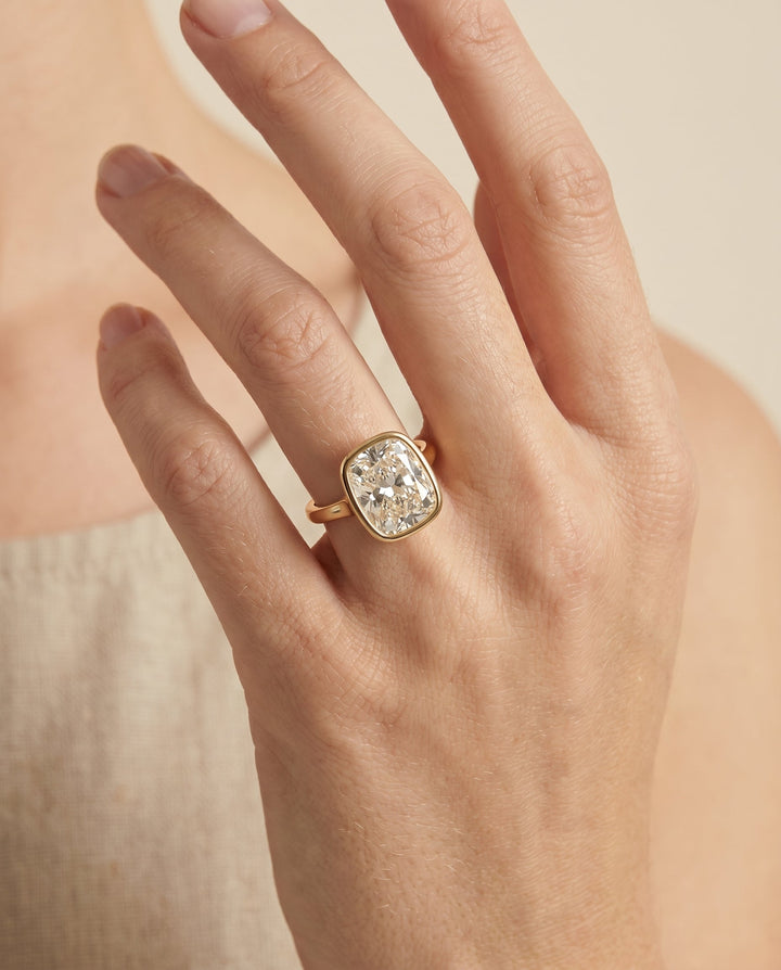 ตัวเรือนแหวนหมั้นประดับเพชร Agnes Bezel Solitaire สำหรับเพชรทรง Cushion ผลิตจากทองคำ 18K