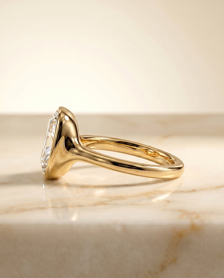 ตัวเรือนแหวนหมั้นประดับเพชร Agnes Bezel Solitaire สำหรับเพชรทรง Cushion ผลิตจากทองคำ 18K