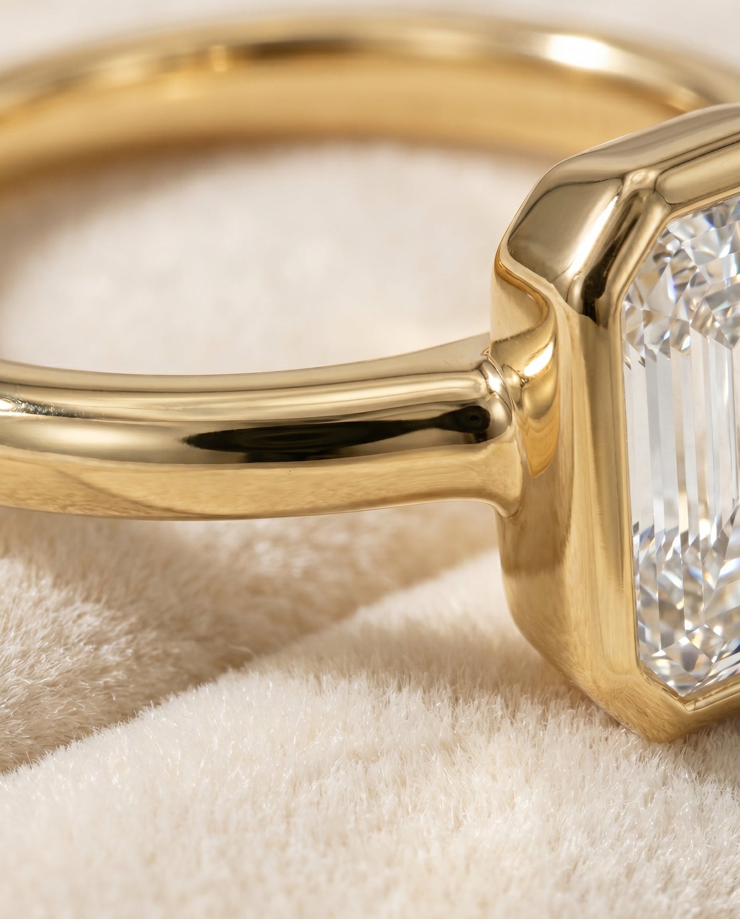 ตัวเรือนแหวนหมั้น Agnes Bezel Solitaire สำหรับเพชรเจียระไนทรงมรกต ทองคำ 18K