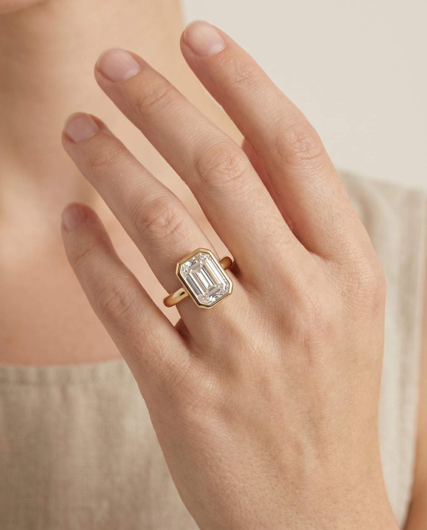 ตัวเรือนแหวนหมั้น Agnes Bezel Solitaire สำหรับเพชรเจียระไนทรงมรกต ทองคำ 18K
