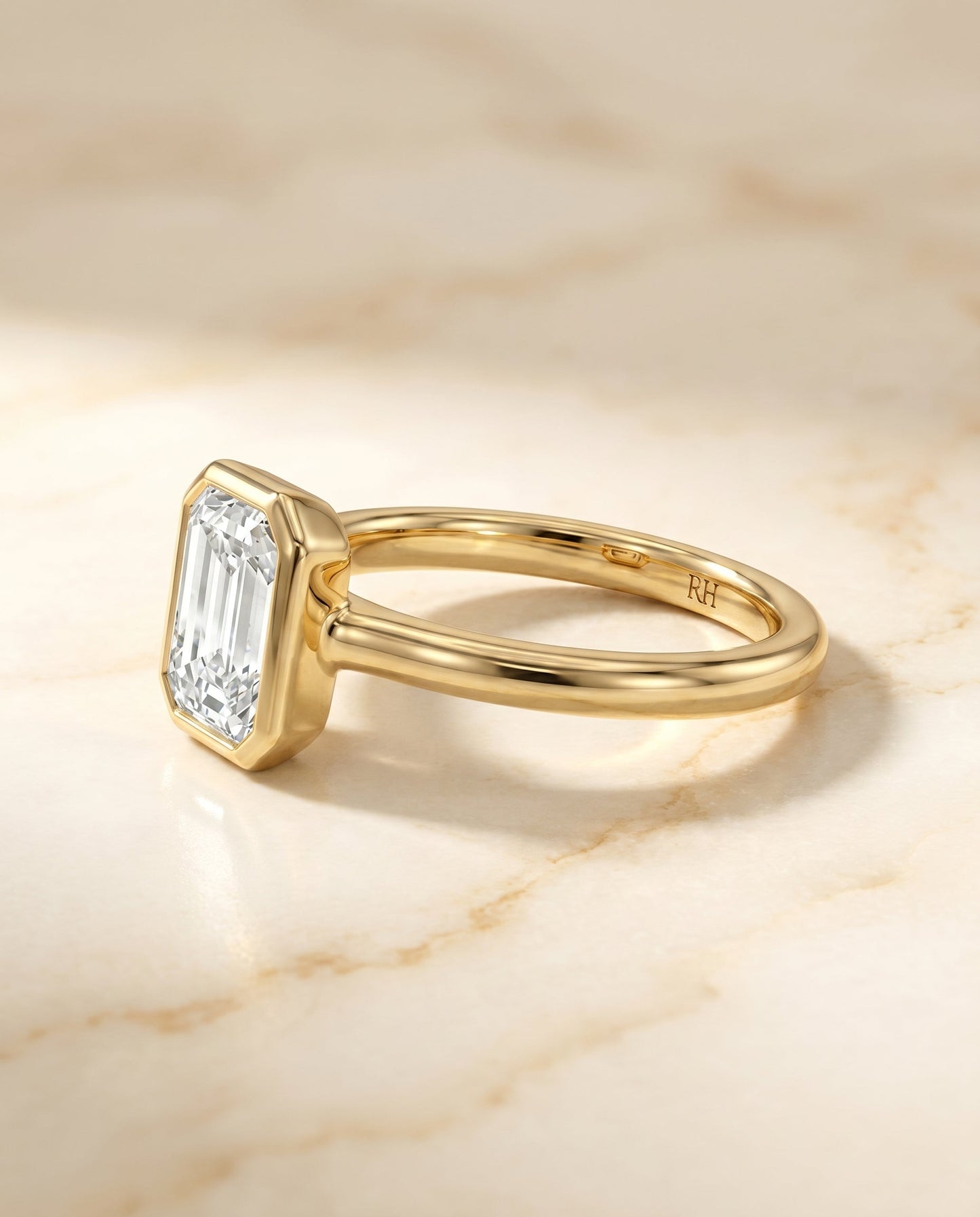 ตัวเรือนแหวนหมั้น Agnes Bezel Solitaire สำหรับเพชรเจียระไนทรงมรกต ทองคำ 18K