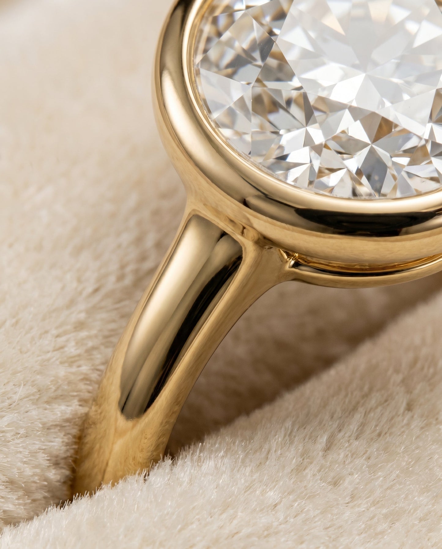 ตัวเรือนแหวนหมั้น Agnes Bezel Solitaire สำหรับเพชร Eu ในทองคำ 18K Yellow Gold
