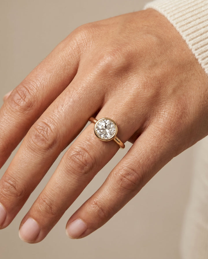 ตัวเรือนแหวนหมั้น Agnes Bezel Solitaire สำหรับเพชร Eu ในทองคำ 18K Yellow Gold
