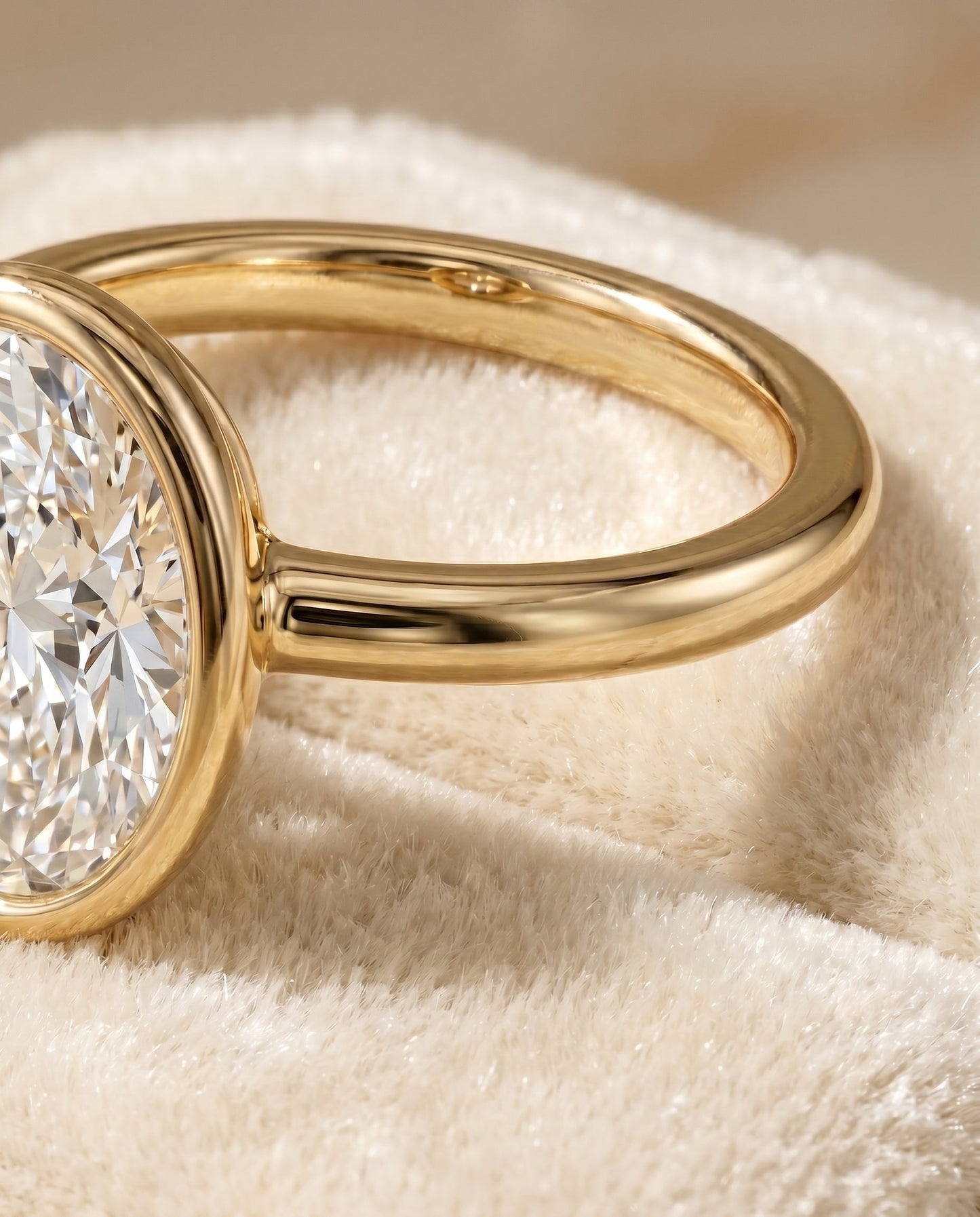 ตัวเรือนแหวนหมั้น Agnes Bezel Solitaire สำหรับเพชรรูปไข่ ทองคำ 18K