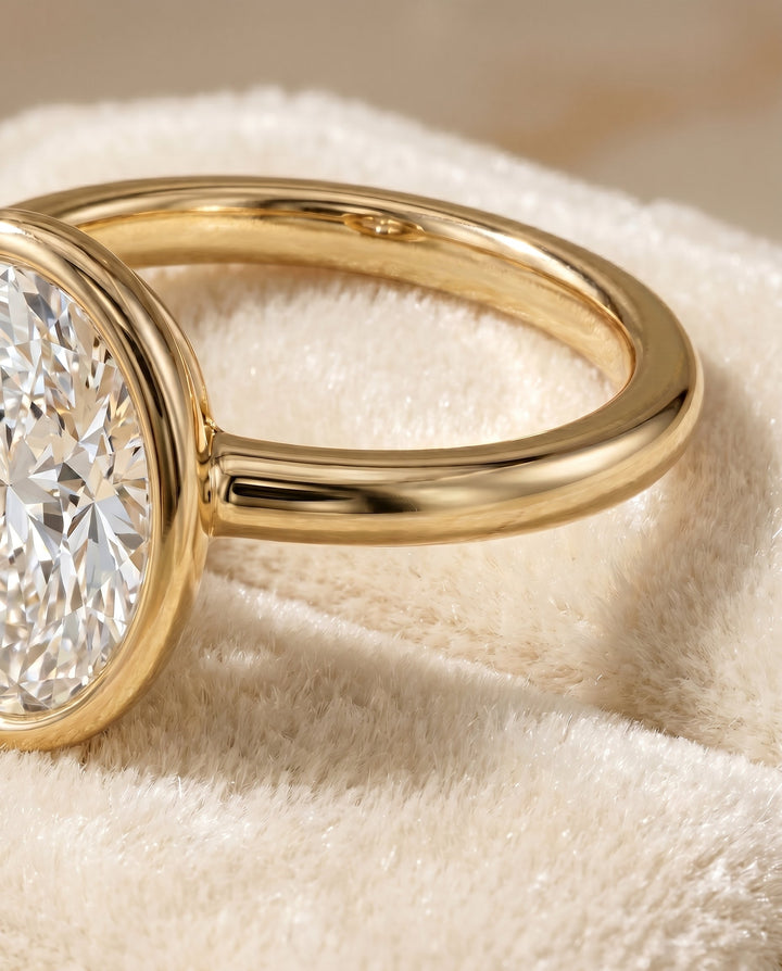 ตัวเรือนแหวนหมั้น Agnes Bezel Solitaire สำหรับเพชรรูปไข่ ทองคำ 18K