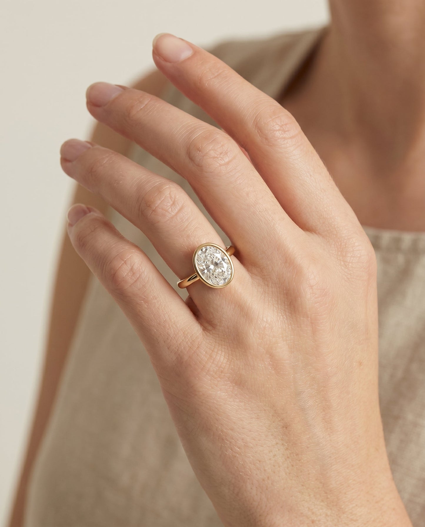 ตัวเรือนแหวนหมั้น Agnes Bezel Solitaire สำหรับเพชรรูปไข่ ทองคำ 18K