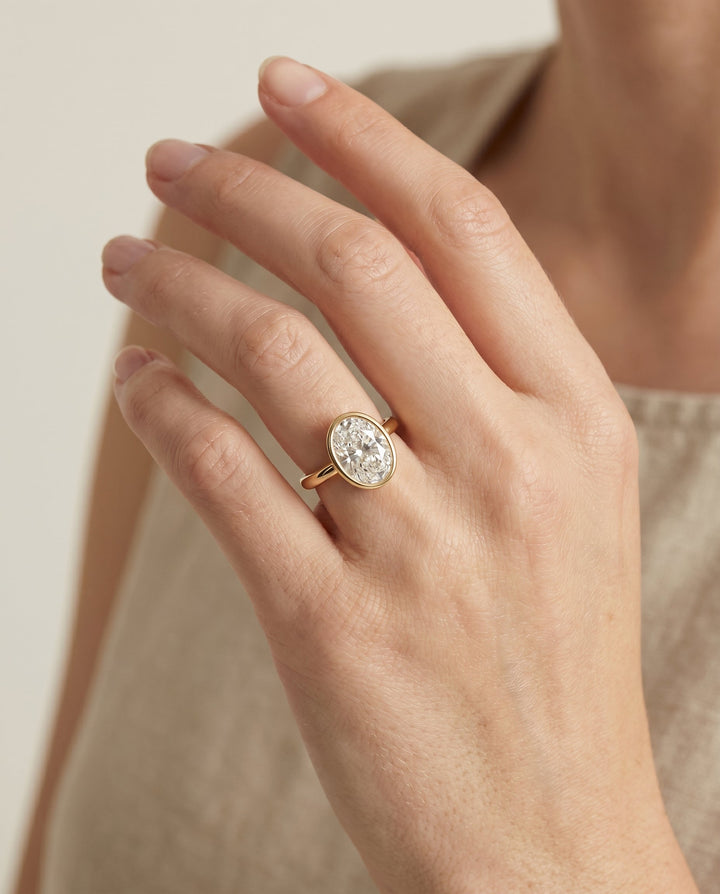 ตัวเรือนแหวนหมั้น Agnes Bezel Solitaire สำหรับเพชรรูปไข่ ทองคำ 18K