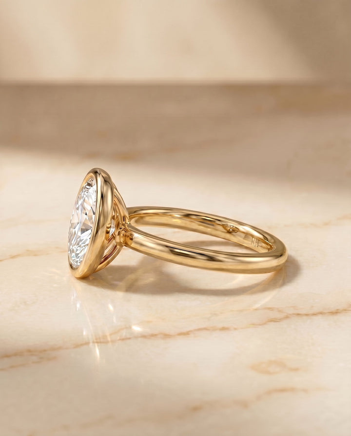 ตัวเรือนแหวนหมั้น Agnes Bezel Solitaire สำหรับเพชรรูปไข่ ทองคำ 18K