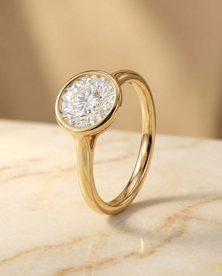 แหวนเพชรเม็ดเดี่ยว Agnes Round Brilliant แบบฝังหุ้ม ในทองคำ 18K Yellow Gold