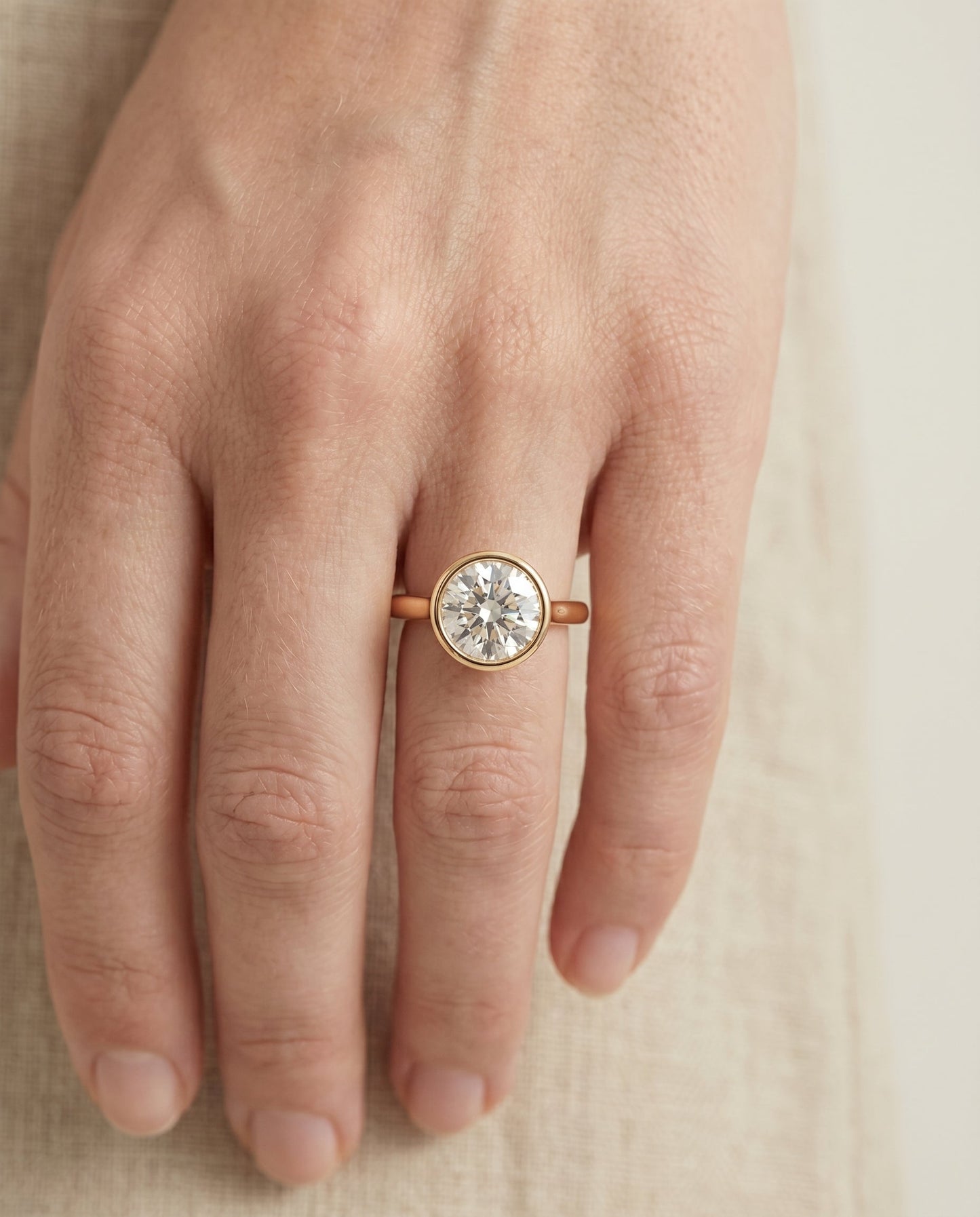 แหวนเพชรเม็ดเดี่ยว Agnes Round Brilliant แบบฝังหุ้ม ในทองคำ 18K Yellow Gold