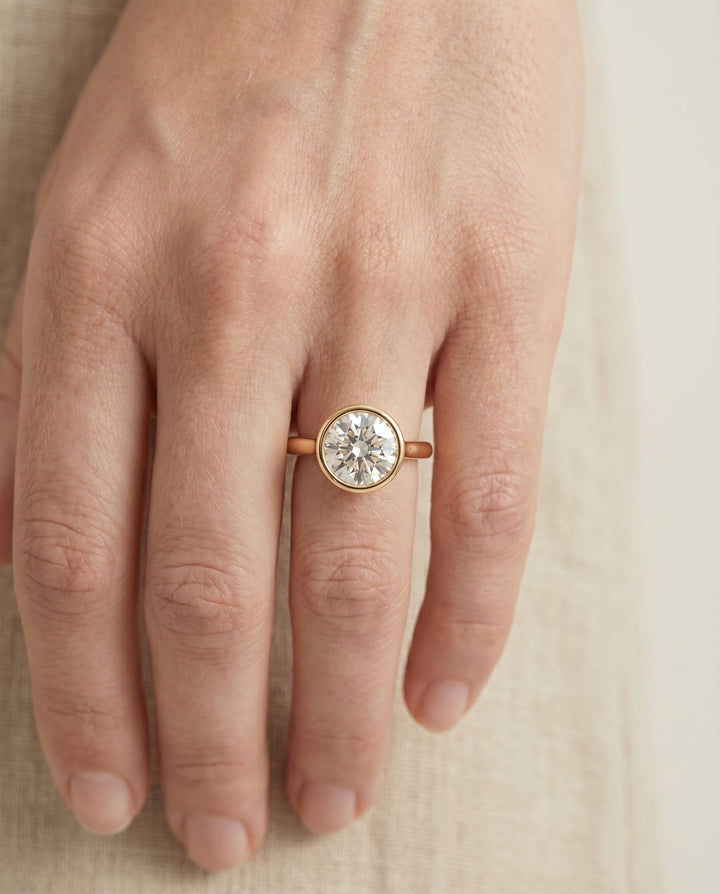 แหวนเพชรเม็ดเดี่ยว Agnes Round Brilliant แบบฝังหุ้ม ในทองคำ 18K Yellow Gold