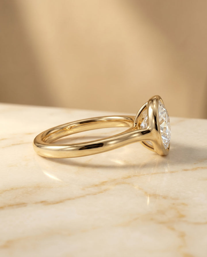 แหวนเพชรเม็ดเดี่ยว Agnes Round Brilliant แบบฝังหุ้ม ในทองคำ 18K Yellow Gold